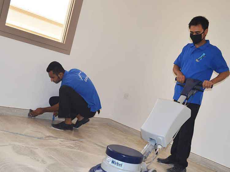 فريق خليج ون لتنظيف أرضيات الشقق في أبوظبي